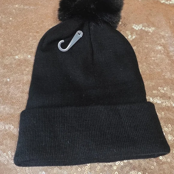 fashionable pom pom hat - Picture 3 of 3